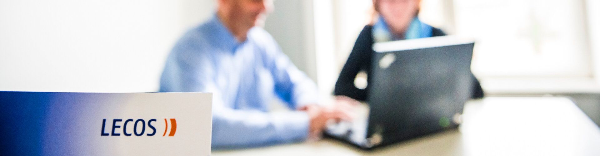 Konzentrierte Kollegen im Büro