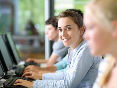 Freundliche Schülerin lächelt in die Kamera