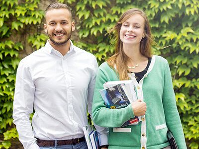 Zwei IT-Studenten, die für ein Foto posieren