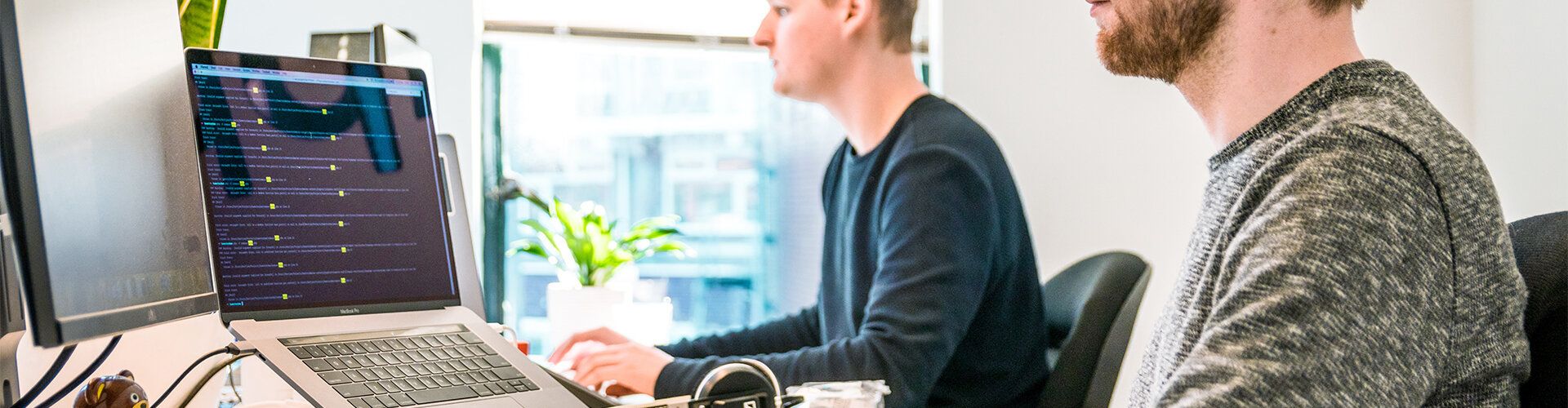 Konzentrierte Kollegen im Büro