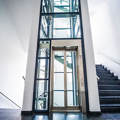 Blick auf den Aufzug im Gebäude